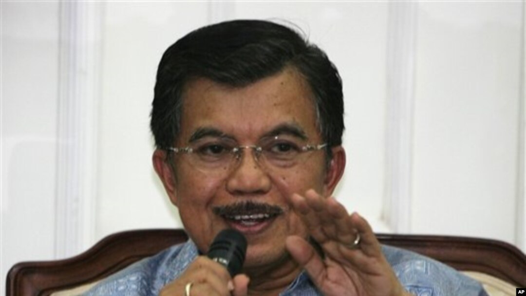 Mantan Wakil Presiden Indonesia Jusuf Kalla mengatakan bahwa masalah agama bukan satu-satunya yang dimiliki Rohingya. Rohingya menghadapi masalah yang lebih kompleks, yang mencakup antara lain politik, sejarah, kebudayaan, ekonomi, dan keagamaan. (Foto: dok).