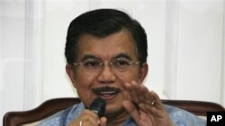 Mantan Wakil Presiden Indonesia Jusuf Kalla mengatakan bahwa masalah agama bukan satu-satunya yang dimiliki Rohingya. Rohingya menghadapi masalah yang lebih kompleks, yang mencakup antara lain politik, sejarah, kebudayaan, ekonomi, dan keagamaan. (Foto: dok).