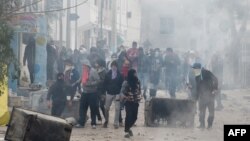 Des Tunisiens protestent dans les rues de Tebourba, le 9 janvier 2018.