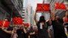 Manifestantes en Hong Kong marchan con carteles en alto que dicen "Anti-Chinanazi", el domingo 29 de septiembre de 2019.