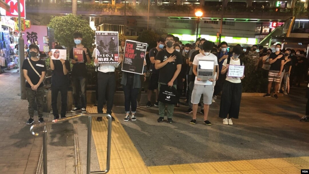 香港市民在荃灣警察首次實彈槍擊示威者的地點舉行默站紀念。（美國之音海彥拍攝2019年11月1日）