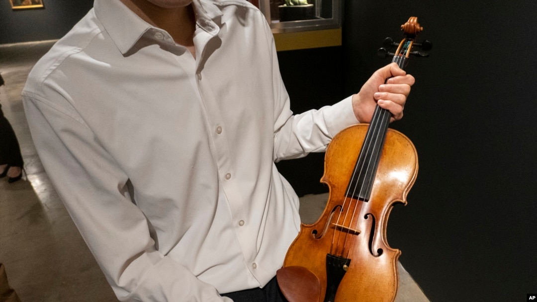 El violinista Stefan Jackiw sostiene el Joachim-Ma Stradivarius de 1714 en la casa de subastas Sotheby's en Nueva York el lunes 3 de febrero de 2025. 