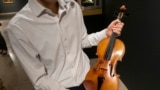 El violinista Stefan Jackiw sostiene el Joachim-Ma Stradivarius de 1714 en la casa de subastas Sotheby's en Nueva York el lunes 3 de febrero de 2025. 