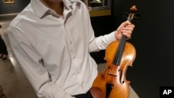 El violinista Stefan Jackiw sostiene el Joachim-Ma Stradivarius de 1714 en la casa de subastas Sotheby's en Nueva York el lunes 3 de febrero de 2025. 