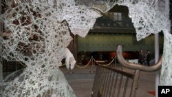 ພວກປະທ້ວງ ປະທະກັບ ຕຳຫຼວດ ຢູ່ຮົງກົງ 