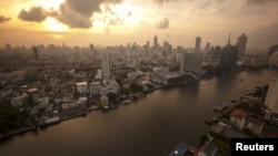 Pemandangan kota Bangkok dan sungai Chao Phraya di Thailand. 