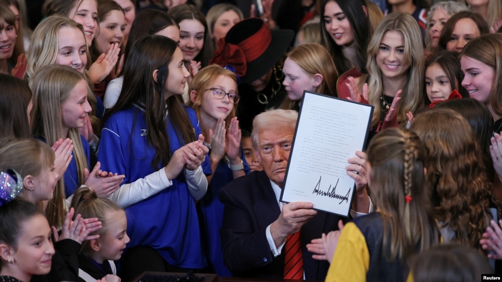 Дональд Трамп подписывает указ о запрете участия трансгендеров в спортивных соревнованиях среди женщин. Белый дом, 5 февраля 2025 года. REUTERS/Leah Millis.