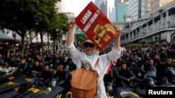 Seorang peserta aksi unjuk rasa mengacungkan poster untuk memrotes kecurangan pemilu di depan gedung Badan Pengawas Pemilihan Umum, Jakarta, Selasa, 21 Mei 2019. (Foto:Reuters) 