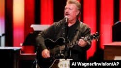 Archivo - Joe Diffie actuando en Grand Ole Opry en Nashville, Tennessee, el 16 de julio de 2019.
