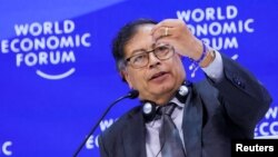 ARCHIVO: El presidente de Colombia, Gustavo Petro, habla en el Foro Economico de Davos, Suiza, el 17 de enero de 2024.