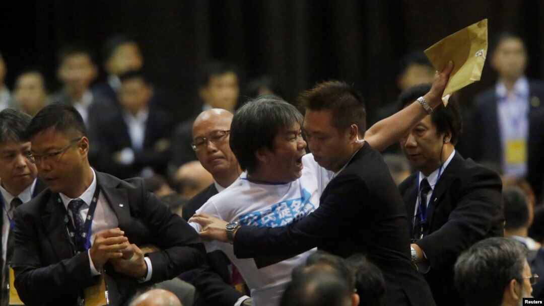 Polisi Hong Kong memaksa anggota legislatif Leung Kwok-hung keluar dari ruangan di mana Li Fei berpidato di Hong Kong (1/9).