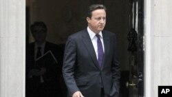 ນາຍົກລັດຖະມົນຕີອັງກິດ ທ່ານ David Cameron ອອກຈາກບ້ານພັກ ທີ່ຖະໜົນ Downing Street ໃນກຸງລອນດອນ ເພອໄປຖະແຫລງຕສະພາ, ວັນທີ 11 ສິງຫາ 2011.