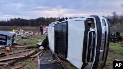 Casas destruídas y automóviles volcados por los fuertes vientos son algunos de los daños dejado a su paso por las fuertes tormentas que ya han causuado 11 muertos en Estados Unidos. Foto AP