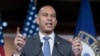 Ketua fraksi Demokrat yang minoritas di DPR AS, Hakeem Jeffries 