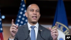 El líder de la minoría en la Cámara de Representantes, el demócrata por Nueva York Hakeem Jeffries, durante una conferencia de prensa en el Capitolio en Washington, el 15 de noviembre de 2024.