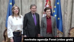 Evropski komesar za proširenje i susedsku politiku Johanes Han sa premijerkom Srbije Anom Brnabić, Foto: video grab