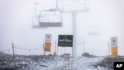 Sloj snega na ski liftovima u Bendu u Oregonu, 23. avgusta 2024. 