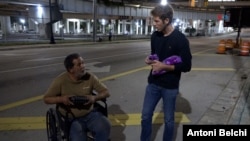 Martín Heller, de 23 años, suele colaborar con la organización "Hermanos de la Calle" para ayudar a los más necesitados de Miami. (Foto: Antoni Belchi / VOA)