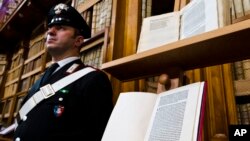 Un caribinero monta guardia frente a un libro que reproduce la carta de Cristóbal Colón devuelta a Florencia.