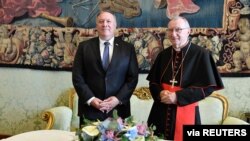El secretario de Estado de EE.UU., Mike Pompeo, se reunió con el principal diplomático del Vaticano, Pietro Parolin, en el Vaticano, el 1 de octubre de 2020.