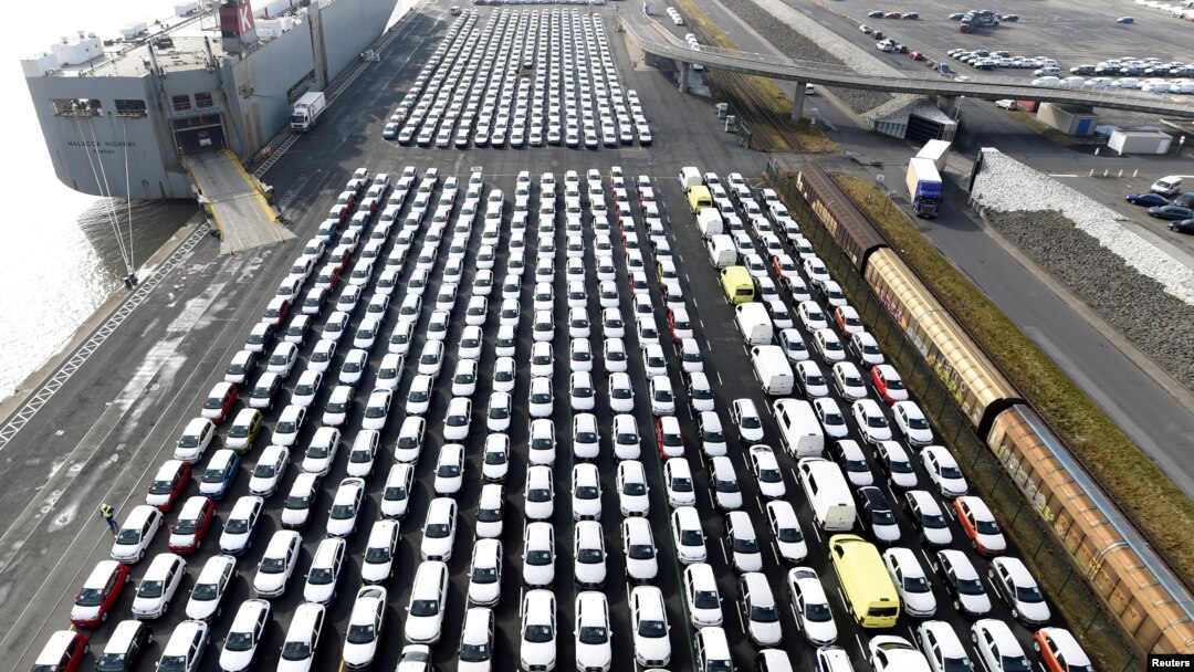 Arhiva - Vozila Volkswagen namijenjena za izvoz snimljena u Emdenu, Njemačka, 9. marta 2018.