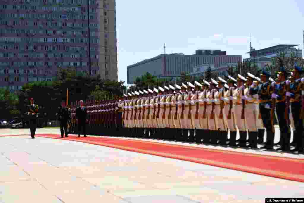 在中方欢迎仪式上， 美国国防部长马蒂斯和中国国防部长魏凤和2018年6月27日在中国国防部大楼前检阅仪仗队（美国国防部图片）。