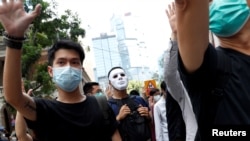 Anti-government office workers wearing masks
ဟောင်ကောင်ရုံးလုပ်သားတွေရဲ့ အစိုးရဆန့်ကျင်ရေး ဆန္ဒပြပွဲ (ဓာတ်ပုံ- Reuters)