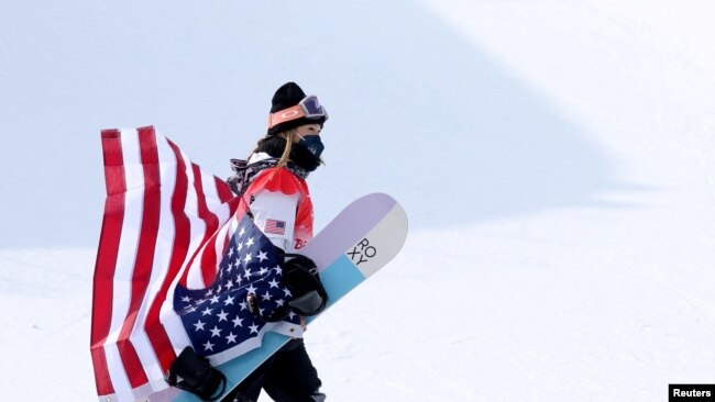 La medallista de oro Chloe Kim de Estados Unidos camina durante la ceremonia de flores el 10 de febrero de 2022. REUTERS/Mike Blake