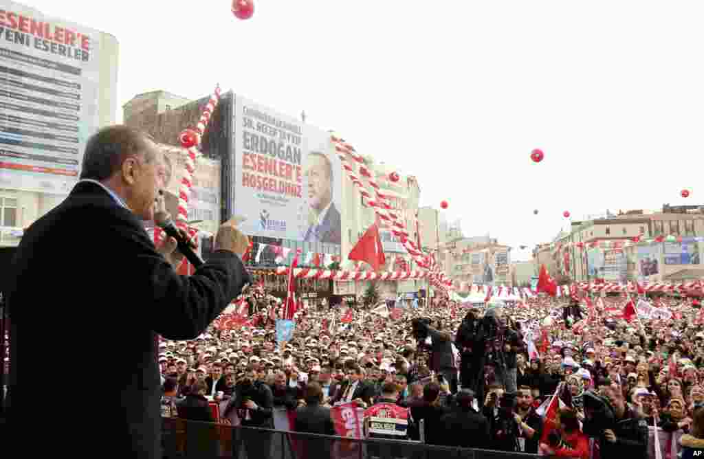 Shugaban Turkiyya Recep Tayyip Erdogan&nbsp; da magoyan bayan&nbsp; shi a babban birnin Istanbul.