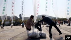 North Korean defectors prepare to release balloons carrying leaflets condemning North Korean leader Kim Jong Un and his government's policies, in Paju, near the border with North Korea, South Korea, Oct. 10, 2014. 