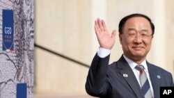 দক্ষিণ কোরিয়ার অর্থমন্ত্রী হং নাম-কি রোমে জি-২০ অর্থ ও স্বাস্থ্য মন্ত্রীদের একটি বৈঠকের যোগদানের পূর্বে। ২৯ অক্টোবর, ২০২১। 