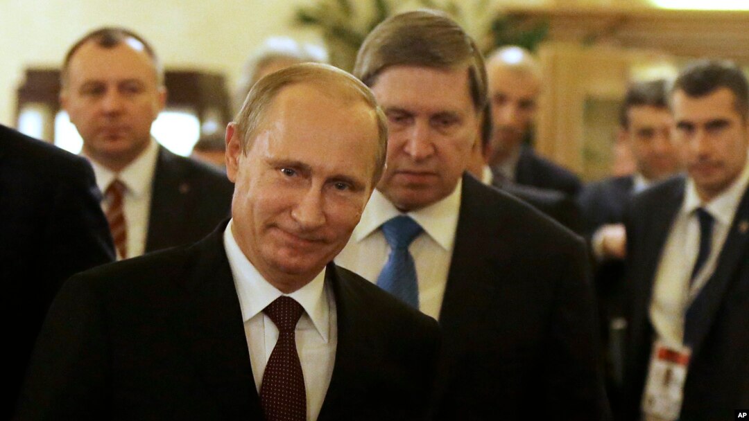Tổng thống Nga Vladimir Putin đến 1 cuộc họp báo tại Milan, Ý, bên lề hội nghị thượng đỉnh ASEM, 17/10/2014.