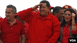 El legislador Freddy Bernal, uno de los acusados, a la izquierda del presidente Hugo Chávez.