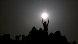 ماه در دستانش .... مقدونیه.