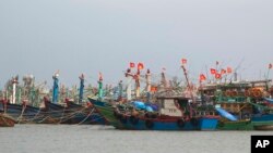 မုန်တိုင်းကာကွယ်ပြီး ငါးဖမ်းလှေတွေကို ဘေးလွတ်အောင် ရွှေ့ပြောင်းထားတဲ့ ဗီယက်နမ်နိုင်ငံ၊ Danang မြို့ရဲ့ ဆိပ်ကမ်းမြင်ကွင်း။ (နိုဝင်ဘာ ၁၀၊ ၂၀၁၃)
