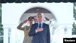 ফাইল ফটো : পাকিস্তানের প্রধানমন্ত্রী শাহবাজ শরীফ ইসলামাবাদে প্রধানমন্ত্রীর আবাসস্থলে গার্ড অফ অনার অনুষ্ঠানের সময়। (প্রেস ইনফরমেশন ডিপার্টমেন্ট (পিআইডি) রয়টার্সের মাধ্যমে প্রকাশিত)
