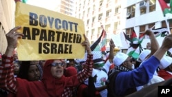 Protesters take part in a march to parliament in Cape Town, South Africa, May 15, 2018, to protest against the use of deadly force by Israeli troops against Palestinians at the Gaza border on Monday.