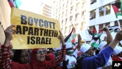 Abigaragamvya imbere y'inama nshingamateka i Cape Town, muri Afrika y'epfo, biyamiriza iyicwa ry'Abanyepalestina ryakozwe n'abasirikare ba Isirayeli, itariki 15/05/2018.