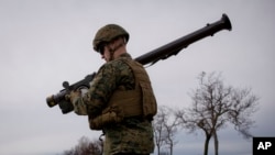 Солдат морской пехоты США со "Стингером" во время учений в Румынии.