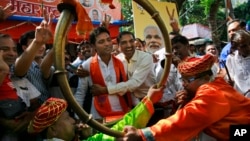 Supporters of India’s ruling Bharatiya Janata Party (BJP) celebrate as early results indicated the party leading in the Maharashtra state Assembly elections in Mumbai, India, Oct. 19, 2014. 