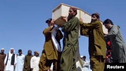 파키스탄 퀘타 시에서 23일 차량 폭탄 테러로 사망한 희생자의 관을 가족들이 운구하고 있다. 