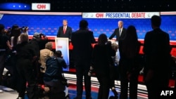 在CNN主办的总统辩论广告休息期间，摄影师拍摄站在辩论台上的拜登和特朗普。(2024年6月27日)