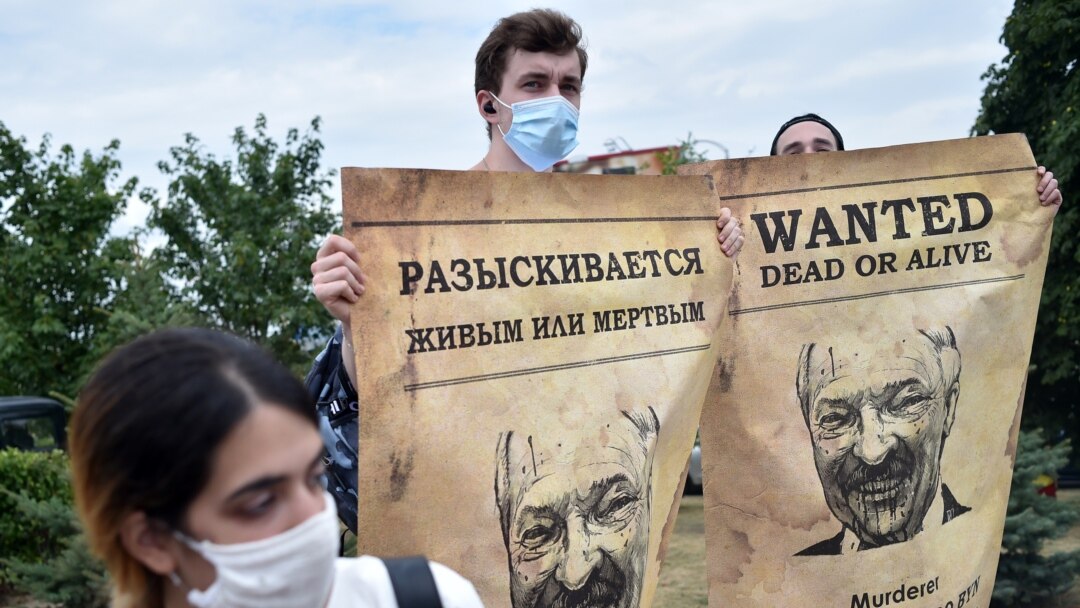 Pristalice opozicije nose postere "Traži se" na protestima zbog spornih predsjedničkih izbora u Bjelorusiji.