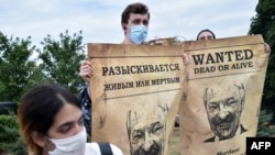 Pristalice opozicije nose postere "Traži se" na protestima zbog spornih predsjedničkih izbora u Bjelorusiji.