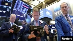 Traders work on the floor of the New York Stock Exchange in New York, Feb. 22, 2019.