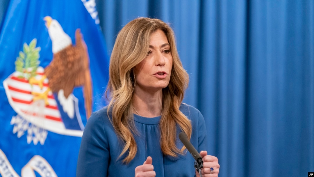 ARCHIVO - Anne Milgram, administradora de la Administración para el Control de Drogas, habla con reporteros durante una conferencia de prensa en el Departamento de Justicia, el 30 de septiembre de 2021, en Washington.