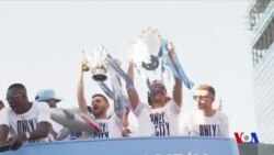 Les joueurs de Man City fêtent leur titre à Manchester (vidéo)