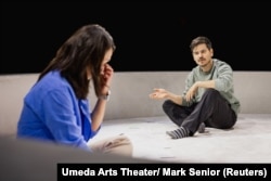 Aktor Susan Momoko Hingley dan Mark Takeshi Ota tampil dalam produksi "Satu Langkah Kecil" di London, Inggris, 27 September 2024. (Umeda Arts Theater/ Mark Senior/Handout via REUTERS)