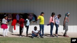 Niños de todo el mundo están aprendiendo inglés y las costumbres del aula estadounidense que necesitan para tener éxito en las llamadas escuelas para recién llegados.