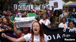 Mujeres participan en una manifestación para conmemorar el Día Internacional de la Mujer, en Caracas, Venezuela, el 8 de marzo de 2025. REUTERS/Gaby Oraa